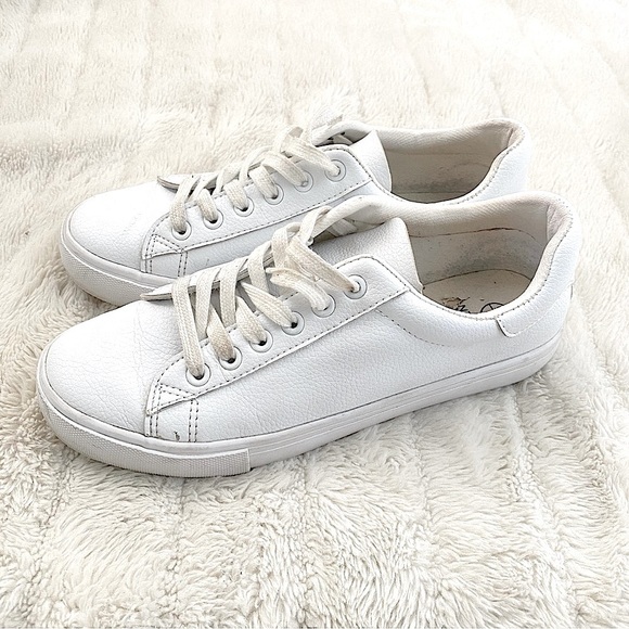 Classic White Women's Sneakers Size 7.5 - Picture 1 of 7